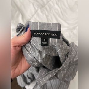 Off shoulder banana republic shirt. Buttons on back.